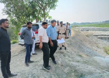 संभावित बाढ़ को लेकर अलर्ट मोड पर जिला प्रशासन, DM समीर सौरभ ने किया सारण तटबंध का औचक निरीक्षण।