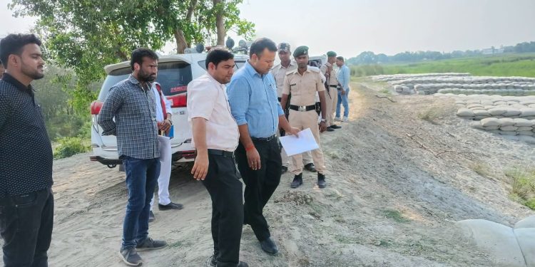 संभावित बाढ़ को लेकर अलर्ट मोड पर जिला प्रशासन, DM समीर सौरभ ने किया सारण तटबंध का औचक निरीक्षण।