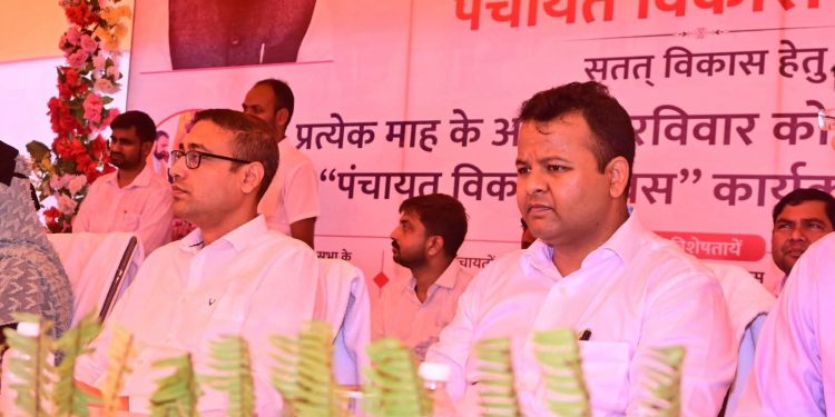 पंचायत विकास दिवस: गोपालगंज के मांझा में पहुंचे प्रभारी सचिव और डीएम, धरातल पर योजनाओं को परखने के लिए ग्रामीणों से किया सीधा संवाद।