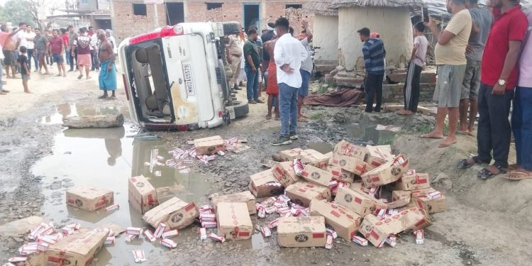 गोपालगंज में रफ्तार का कहर: स्कॉर्पियो की टक्कर से वृद्ध महिला की मौत, पलटी गाड़ी से शराब मिलने की चर्चा।