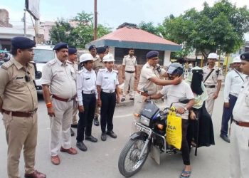 गोपालगंज में अनोखी पहल: “नो हेलमेट, नो राइड” अभियान के तहत ट्रैफिक पुलिस ने मुफ्त हेलमेट पहनाकर किया जागरूक