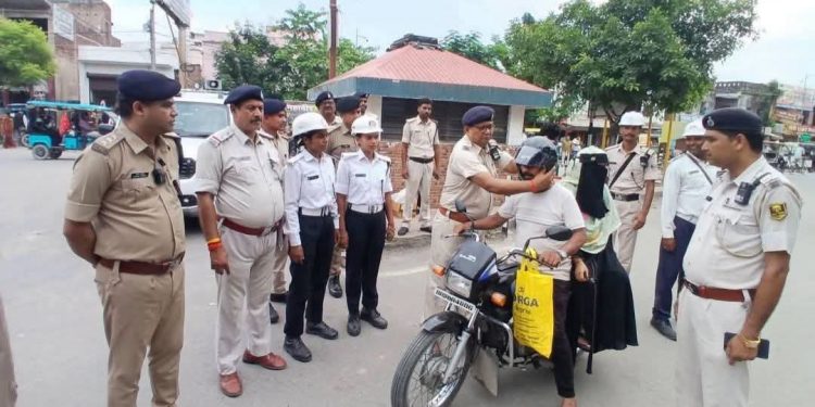 गोपालगंज में अनोखी पहल: “नो हेलमेट, नो राइड” अभियान के तहत ट्रैफिक पुलिस ने मुफ्त हेलमेट पहनाकर किया जागरूक