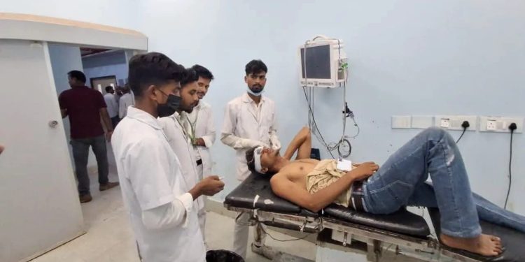 गोपालगंज में बाइक की टक्कर बनी खूनी विवाद की वजह, फाइटर से हमले में युवक गंभीर घायल