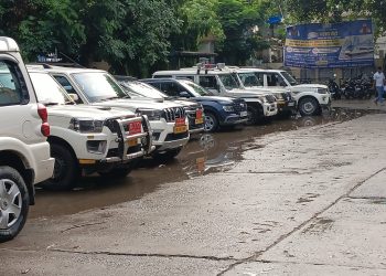बारिश की पहली फुहार में ही समाहरणालय परिसर हुआ जलमग्न, अफसरों की गाड़ियों के पहिए पानी में डूबे।