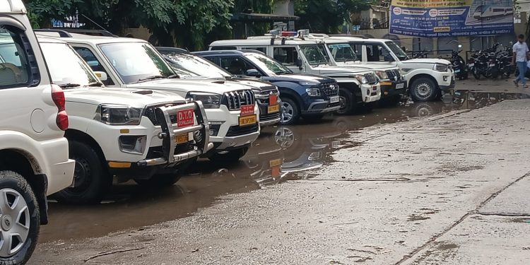 बारिश की पहली फुहार में ही समाहरणालय परिसर हुआ जलमग्न, अफसरों की गाड़ियों के पहिए पानी में डूबे।