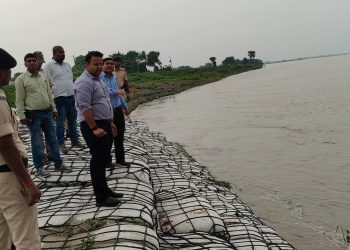 बाढ़ से पहले अलर्ट मोड में गोपालगंज प्रशासन: डीएम समीर सौरभ ने तटबंधों का किया औचक निरीक्षण, अधिकारियों को दिए सख्त निर्देश