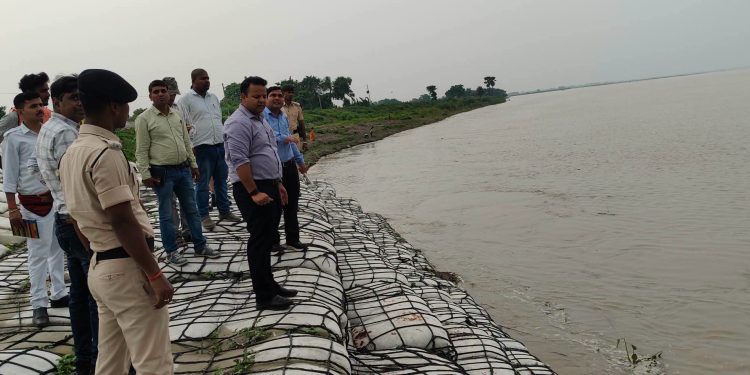 बाढ़ से पहले अलर्ट मोड में गोपालगंज प्रशासन: डीएम समीर सौरभ ने तटबंधों का किया औचक निरीक्षण, अधिकारियों को दिए सख्त निर्देश