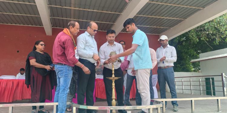 मिंज स्टेडियम में फुटबॉल का रोमांच: इस्लामिया उर्दू अकादमी बनी जिला चैंपियन, सुब्रतो मुखर्जी कप पर जमाया कब्जा