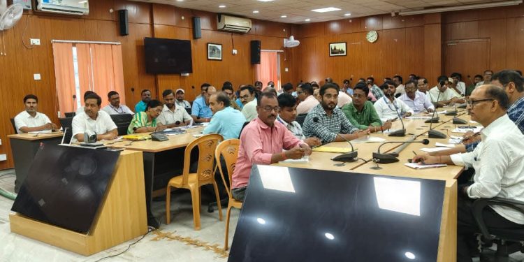 डीएम समीर सौरभ का सख्त संदेश: “जनता के आवेदनों में लापरवाही बर्दाश्त नहीं”, सभी प्रधान लिपिकों को दिए स्पष्ट निर्देश।