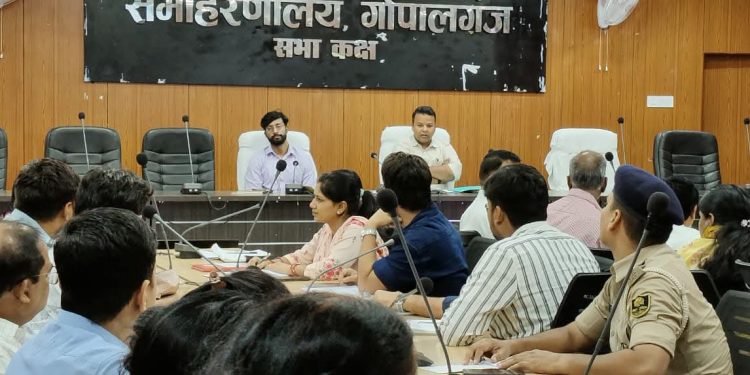 जनहित सर्वोपरि: जिला पदाधिकारी समीर सौरभ ने विभिन्न विभागों की समीक्षा बैठक में दिए सख्त निर्देश, योजनाओं का लाभ हर पात्र तक पहुंचाने पर जोर
