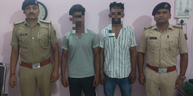 गरखा थानान्तर्गत हत्या कांड का वांछित अभियुक्त प्रदीप कुमार यादव और पृथ्वी कुमार यादव को किया गया गिरफ्तार।