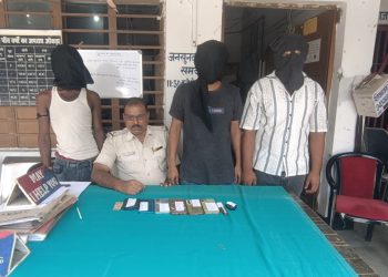 अमनौर थाना अन्तर्गत लूट की घटना को महज 8 घंटो के भीतर सफल उद्भेदन कर काण्ड में संलिप्त 03 अभियुक्तों को किया गया गिरफ्तार।