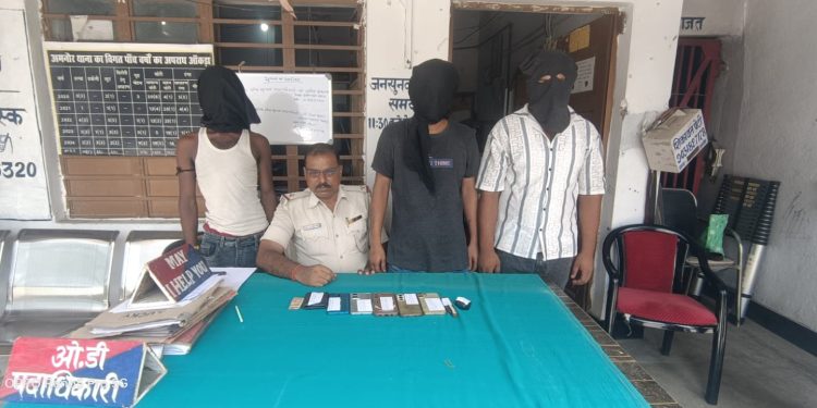 अमनौर थाना अन्तर्गत लूट की घटना को महज 8 घंटो के भीतर सफल उद्भेदन कर काण्ड में संलिप्त 03 अभियुक्तों को किया गया गिरफ्तार।