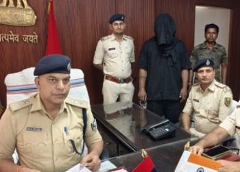 मुजफ्फरपुर में कार में हथियार लहराने वाला बदमाश अरेस्ट:पटना से गिरफ्तारी, दोनाली बंदूक-मोबाइल जब्त; सोना बेच कर लोहा खरीदने की कही थी बात