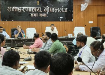 गोपालगंज में प्रशासनिक व्यवस्था होगी और मजबूत, डीएम समीर सौरभ ने प्रधान लिपिकों को दिए सख्त निर्देश।