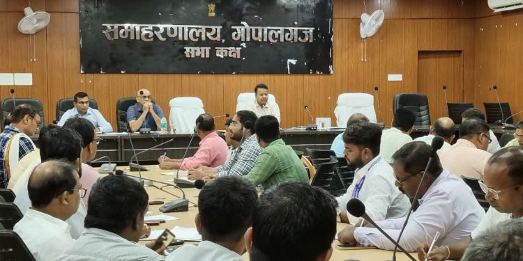 गोपालगंज में प्रशासनिक व्यवस्था होगी और मजबूत, डीएम समीर सौरभ ने प्रधान लिपिकों को दिए सख्त निर्देश।