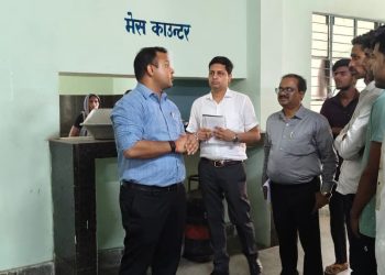 गोपालगंज में छात्रों के हित में एक्शन मोड में डीएम: जननायक कर्पूरी ठाकुर छात्रावास का औचक निरीक्षण, लाइब्रेरी में इनवर्टर लगाने का दिया निर्देश