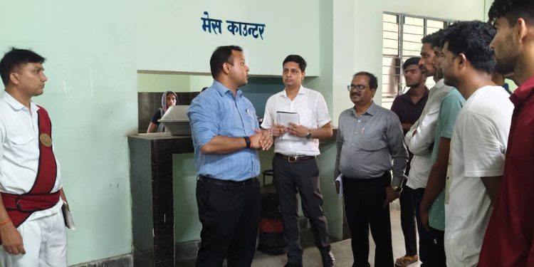 गोपालगंज में छात्रों के हित में एक्शन मोड में डीएम: जननायक कर्पूरी ठाकुर छात्रावास का औचक निरीक्षण, लाइब्रेरी में इनवर्टर लगाने का दिया निर्देश