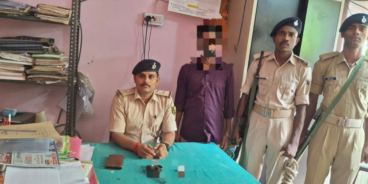 चैनपुर थानान्तर्गत अवैध हथियार बरामद कर 01 अभियुक्त को किया गया गिरफ्तार।
