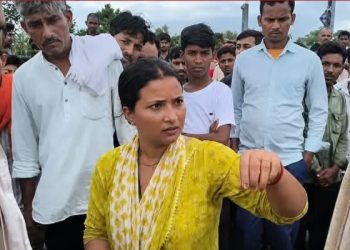 ट्रेन के इंजन के आगे खड़ी हो गई महिला दरोगा, सफर में हुई ऐसी घटना की एक घंटे तक रोककर रखी ट्रेन, बिहार का अजीब मामला