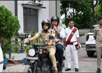 बिना काफिले के बाइक पर निकले डीएम और एसपी, शहर की सड़कों पर लिया जमीनी हकीकत का जायजा