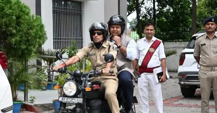बिना काफिले के बाइक पर निकले डीएम और एसपी, शहर की सड़कों पर लिया जमीनी हकीकत का जायजा