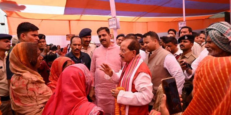 जनता से सीधे रूबरू हुए प्रभारी मंत्री विजय कुमार सिन्हा, जन सहयोग शिविर में सुनीं समस्याएं; कई मामलों का मौके पर हुआ समाधान