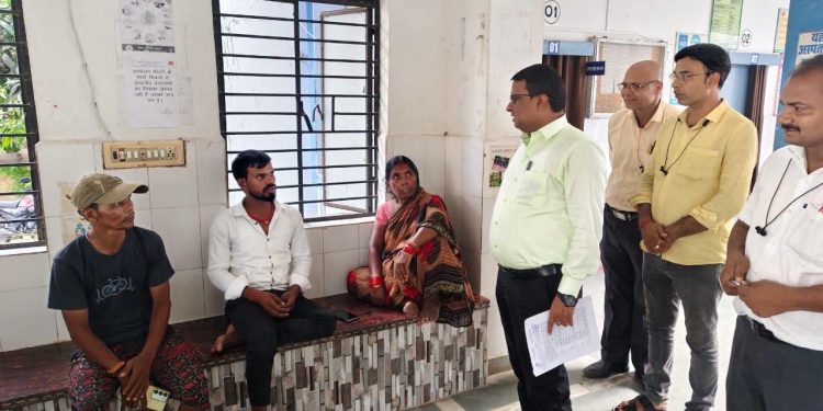CHC कुचायकोट का औचक निरीक्षण, मरीजों से सीधे मिले SDO अनिल कुमार; बेहतर स्वास्थ्य सेवाओं के दिए सख्त निर्देश