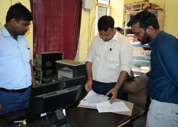 मांझा प्रखंड कार्यालय पहुंचे डीएम समीर सौरभ, औचक निरीक्षण से मचा हड़कंप