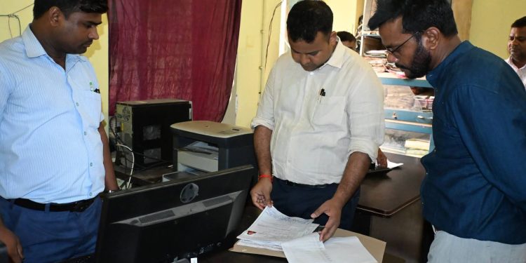 मांझा प्रखंड कार्यालय पहुंचे डीएम समीर सौरभ, औचक निरीक्षण से मचा हड़कंप