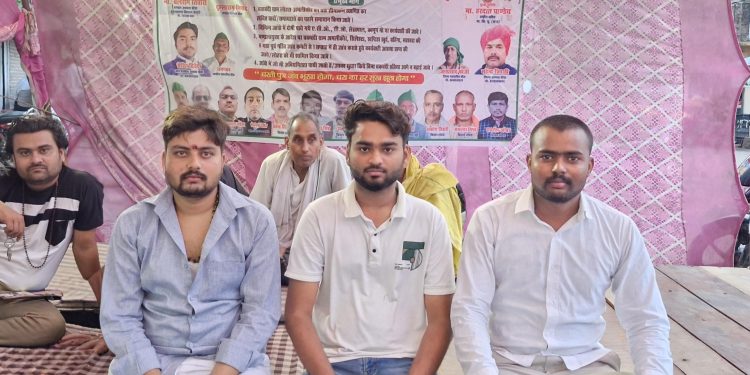 चकबंदी में कथित अनियमितताओं के विरोध में किसानों का आमरण अनशन 24वें दिन भी जारी, युवा समाजसेवियों ने दिया समर्थन