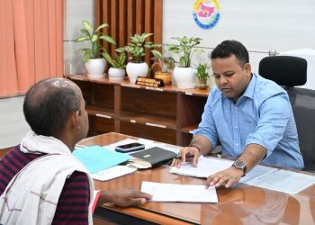 “सबका सम्मान, जीवन आसान” अभियान को मिली रफ्तार: जनता दरबार में डीएम ने सुनीं फरियादें, कई मामलों का मौके पर कराया समाधान