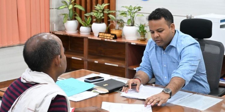 “सबका सम्मान, जीवन आसान” अभियान को मिली रफ्तार: जनता दरबार में डीएम ने सुनीं फरियादें, कई मामलों का मौके पर कराया समाधान