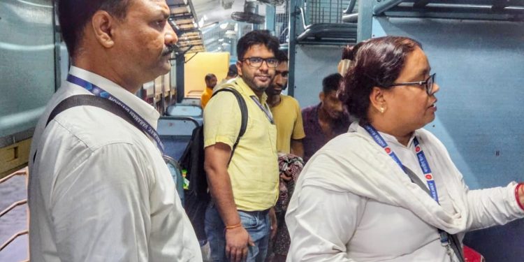 वाराणसी मंडल में विशेष टिकट जांच अभियान, 38 बिना टिकट/अनियमित यात्री पकड़े गए, ₹23,170 का राजस्व वसूला