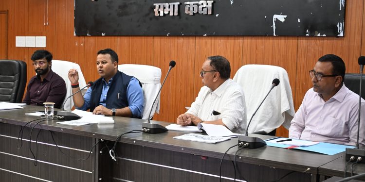 स्वास्थ्य सेवाओं में लापरवाही नहीं होगी बर्दाश्त, हर योजना का लाभ अंतिम व्यक्ति तक पहुंचाना प्राथमिकता : डीएम समीर सौरभ