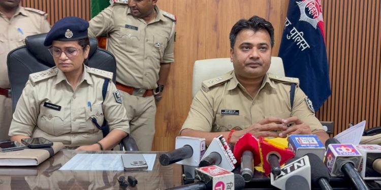 सिवान जिला के मैरवा थाना क्षेत्र से कुल-5.45 लाख के जाली भारतीय नोट बरामद, गिरोह की 01 महिला सहित 02 सदस्य गिरफ्तार