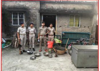 गोपालगंज पुलिस की बड़ी कार्रवाई: दुष्कर्म व पॉक्सो एक्ट के फरार आरोपी के घर हुई कुर्की
