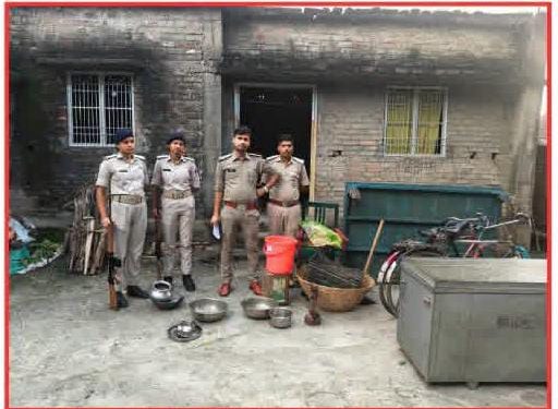 गोपालगंज पुलिस की बड़ी कार्रवाई: दुष्कर्म व पॉक्सो एक्ट के फरार आरोपी के घर हुई कुर्की