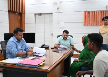 “सबका सम्मान, जीवन आसान” अभियान के तहत आयोजित जनता दरबार में डीएम समीर सौरभ ने अधिकारियों को दिए सख्त निर्देश—लापरवाही पर होगी कार्रवाई