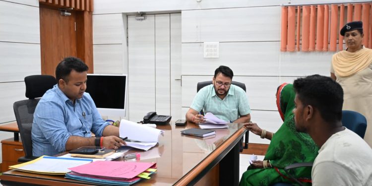 “सबका सम्मान, जीवन आसान” अभियान के तहत आयोजित जनता दरबार में डीएम समीर सौरभ ने अधिकारियों को दिए सख्त निर्देश—लापरवाही पर होगी कार्रवाई