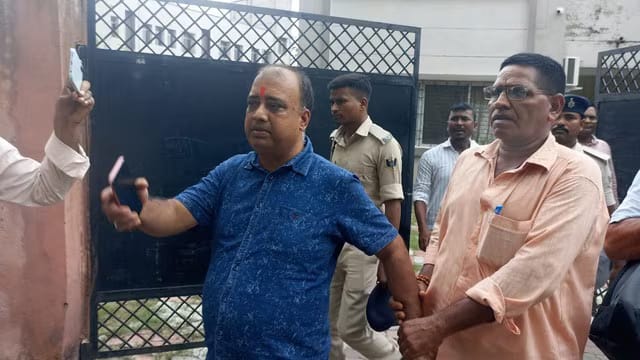 सीओ ने खुद को घर में किया लॉक, घूसखोरी में गिरफ्तार करने पहुंची निगरानी टीम को देख छिप गए