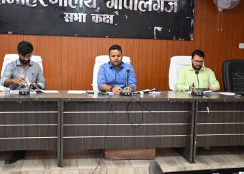 गोपालगंज में विकास कार्यों की समीक्षा, डीएम समीर सौरभ का सख्त संदेश— लापरवाही बर्दाश्त नहीं, हर योजना समय पर पूरी करें