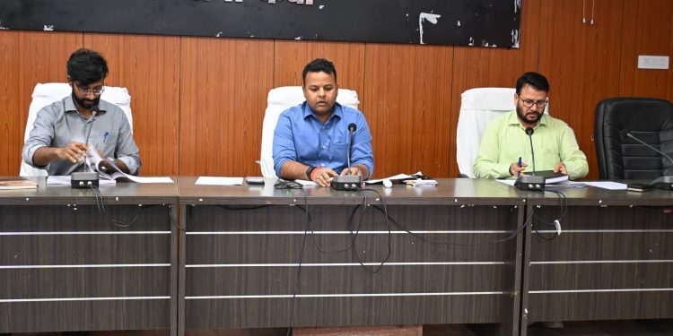 गोपालगंज में विकास कार्यों की समीक्षा, डीएम समीर सौरभ का सख्त संदेश— लापरवाही बर्दाश्त नहीं, हर योजना समय पर पूरी करें