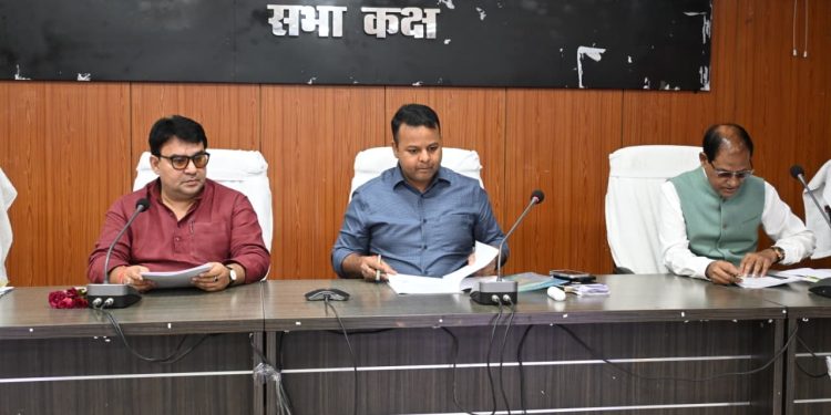 जिलास्तरीय सतर्कता एवं अनुश्रवण समिति की पहली बैठक में पीड़ितों को त्वरित न्याय, मुआवजा और लंबित मामलों के शीघ्र निष्पादन के दिए गए निर्देश।