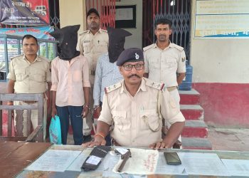 हथियार के साथ वीडियो वायरल, छापेमारी में देसी कट्टा व 14 कारतूस बरामद, दो गिरफ्तार
