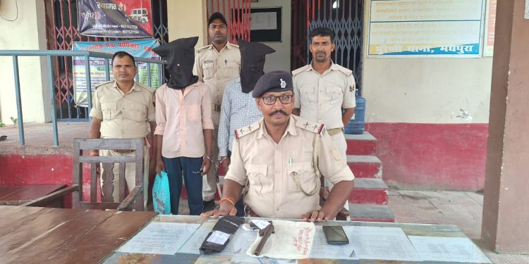 हथियार के साथ वीडियो वायरल, छापेमारी में देसी कट्टा व 14 कारतूस बरामद, दो गिरफ्तार