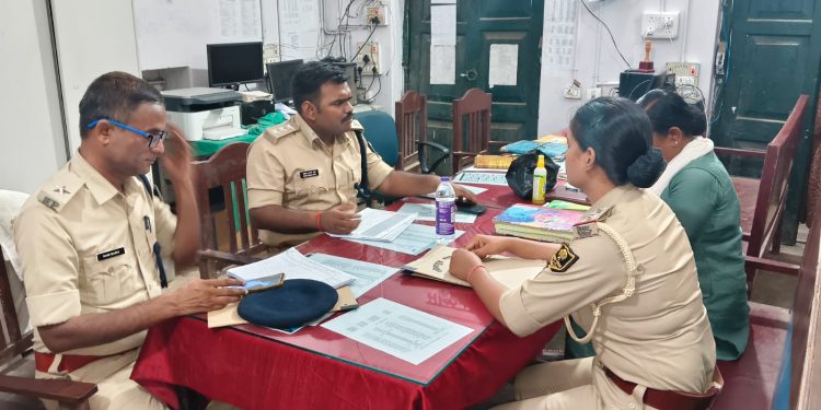 अनुमंडल पुलिस पदाधिकारी, सोनपुर द्वारा सोनपुर थाना के लंबित कांडों की समीक्षा, त्वरित निष्पादन हेतु दिए गए दिशा-निर्देश