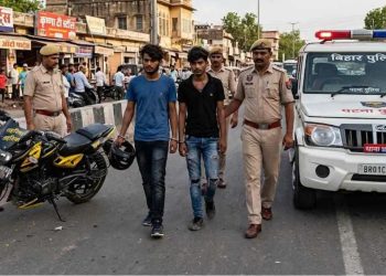 लहरिया कट बाइक चलाने वाले दो युवक गिरफ्तार, थानेदार की गाड़ी के सामने कर रहे थे स्टंट