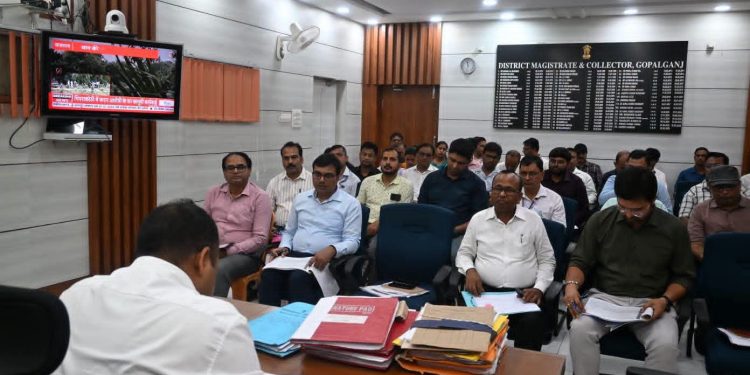 गोपालगंज में शिक्षा व्यवस्था को लेकर डीएम सख्त, एक सप्ताह में पूरा करें नामांकन लक्ष्य, लापरवाही पर होगी कार्रवाई