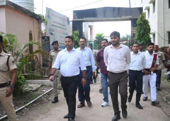 डीएम समीर सौरभ का कुचायकोट प्रखंड कार्यालय पर औचक निरीक्षण, लापरवाही पर सख्त चेतावनी
